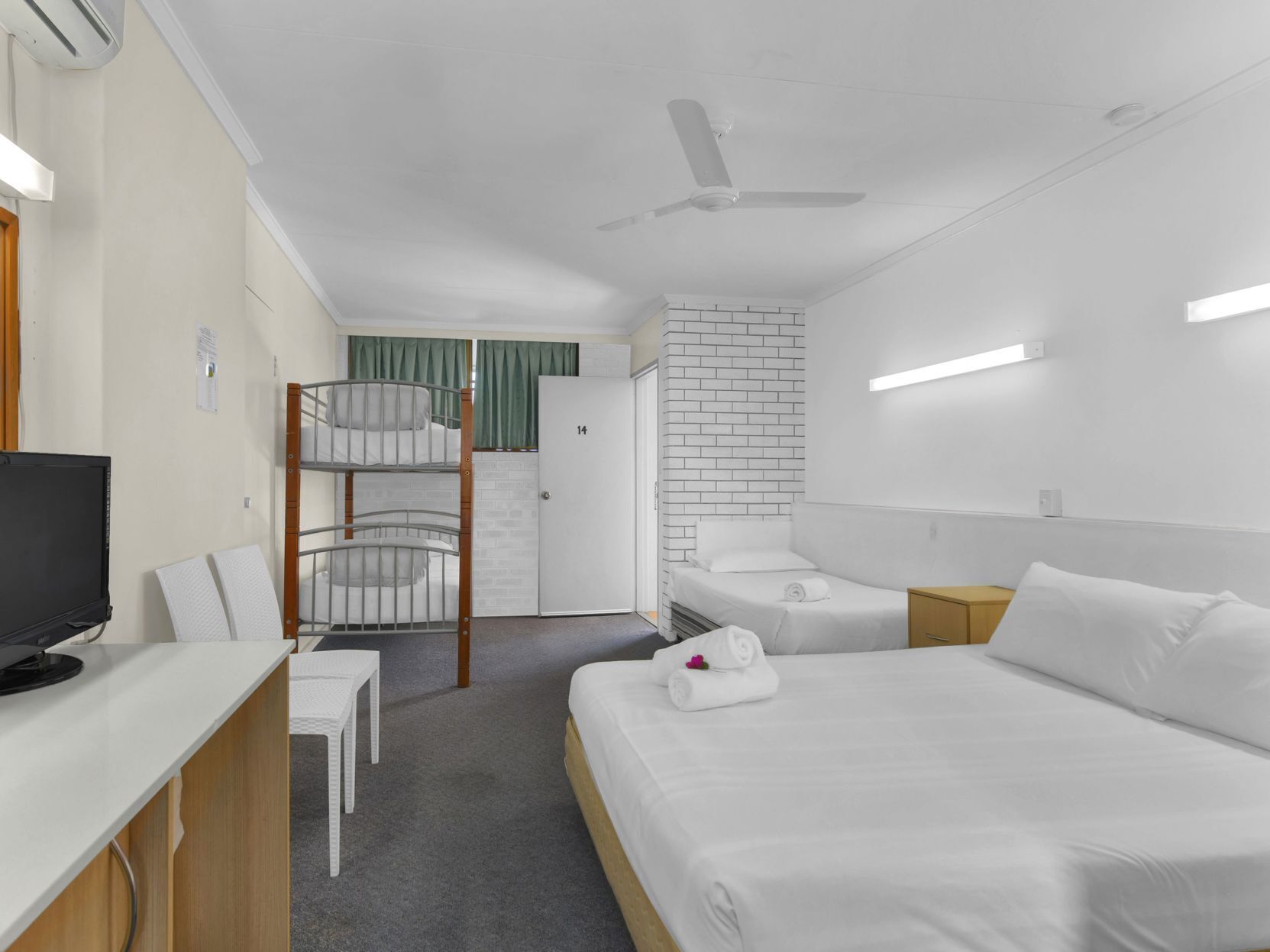 Trang trí khác biệt, trang bị nội thất với thiết kế riêng biệt, bàn 