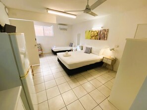 Triple Room | 特色装修、特色家居、办公桌、遮光窗帘