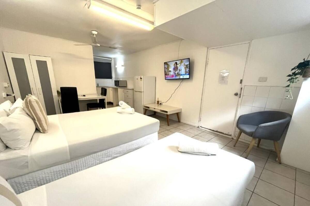Deluxe Quadruple Room | Blackout drapes, iron/ironing board, WiFi (free), bed sheets