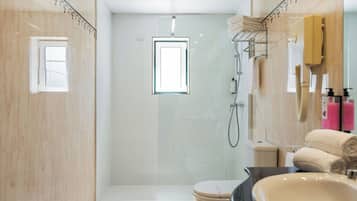 Bañera profunda y artículos de higiene personal gratuitos