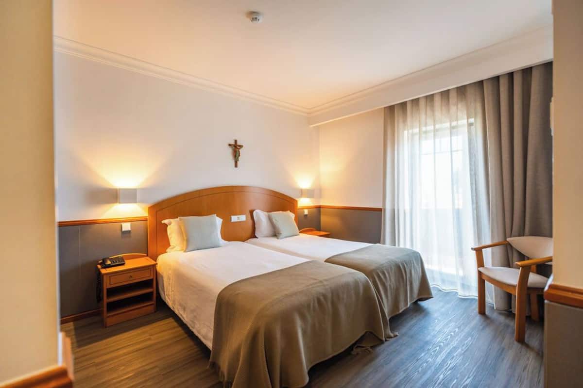 Zweibettzimmer | Zimmersafe, Schreibtisch, laptopgeeigneter Arbeitsplatz