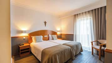 Twin Room | In-room safe, desk, laptop workspace, blackout drapes