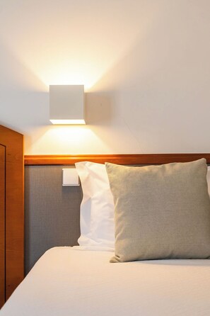 In-room safe, desk, laptop workspace, blackout drapes - Hotel Santo Amaro (Ourem)