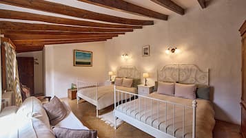 Suite / Family Room | Ropa de cama hipoalergénica, edredón y tabla de planchar con plancha
