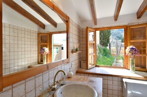 Suite / Family Room | Bathroom | Combined shower/bathtub, hair dryer, towels, soap - Can Busquets - Hotel d'Interior (Banyalbufar)