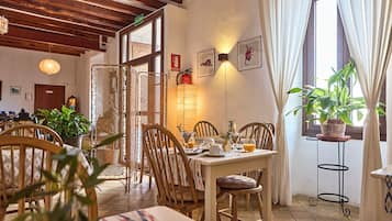 Her gün ücretsiz tam kahvaltı