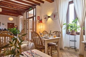 Bao gồm bữa sáng đầy đủ hàng ngày 