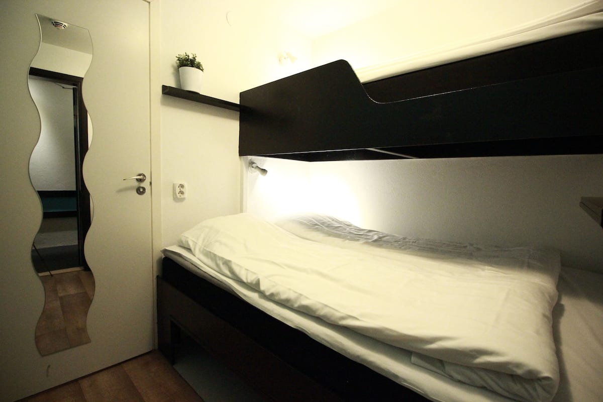 Escritorio, wifi gratis y ropa de cama