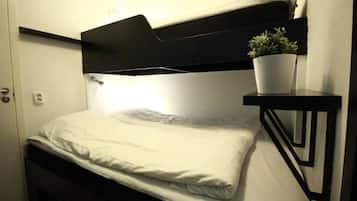 Trebäddsrum Small - utan fönster | Escritorio, wifi gratis, ropa de cama