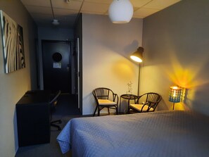 Stort dubbelrum/tvåbäddsrum | 책상, 무료 WiFi, 침대 시트
