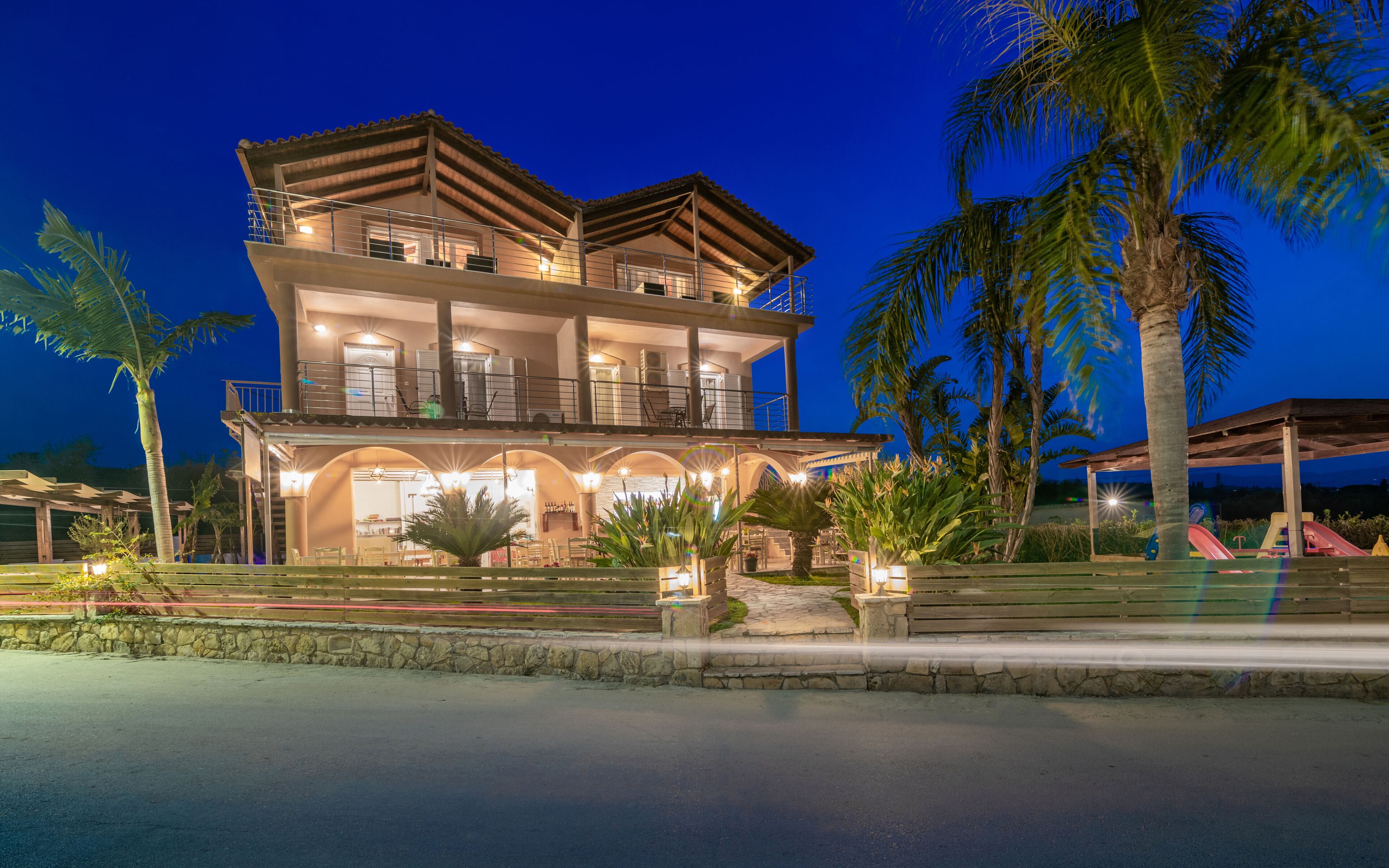 Voorkant accommodatie - avond/nacht