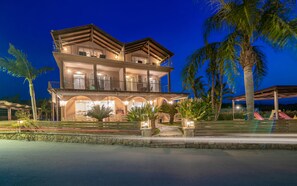 숙박 시설 정면 - 저녁/밤