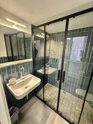 Penthouse Panoramic - 2 sovrum - luftkonditionering - havsutsikt | Badrum | Dusch, regndusch, gratis toalettartiklar och hårtork