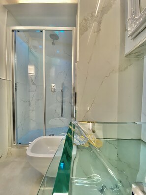 Chambre Standard, climatisation, rez-de-chaussée | Salle de bain | Douche, douche cascade, articles de toilette (gratuits)