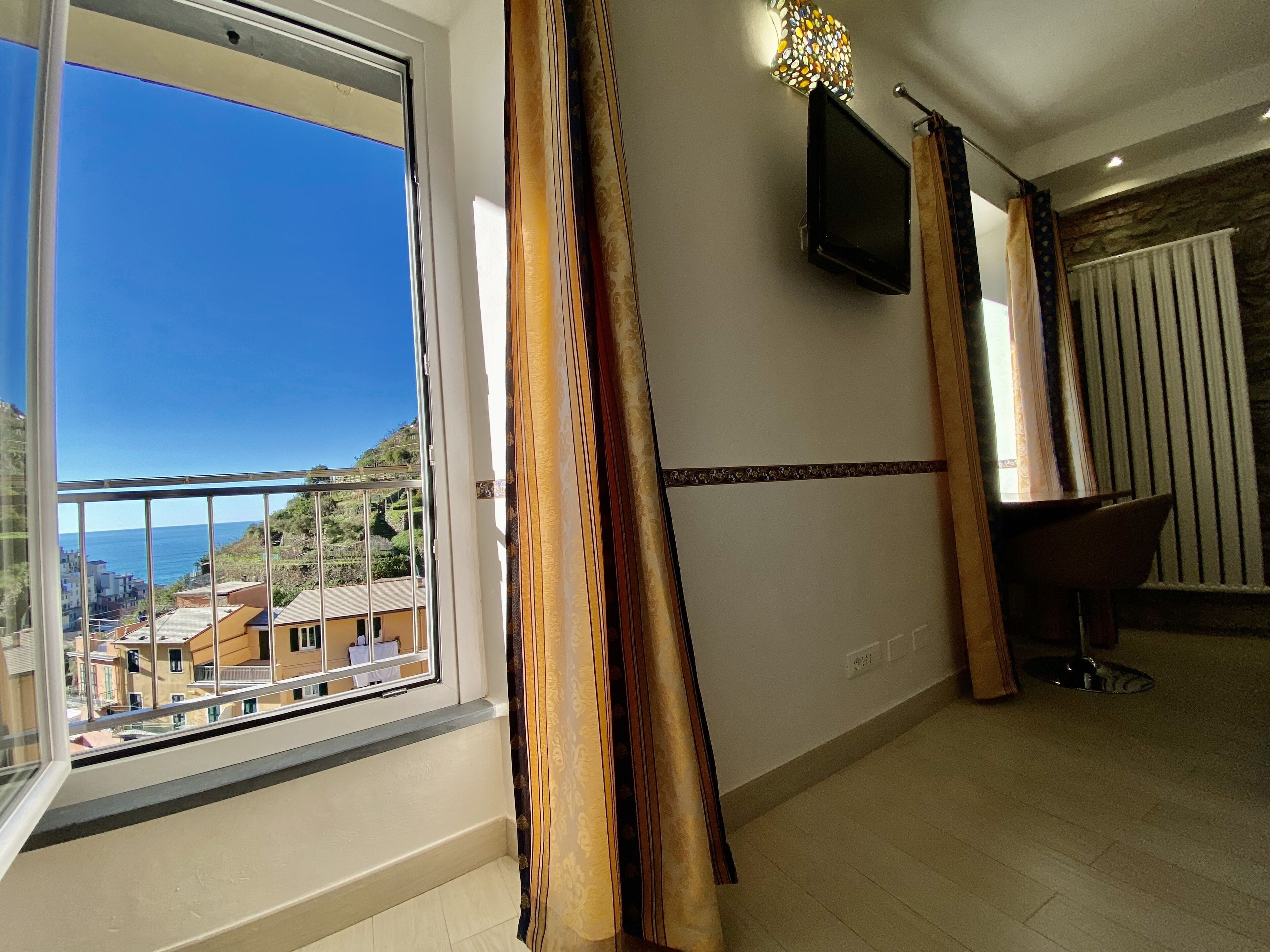 Superior Room, 1 King Bed, Air conditioning | Bathroom | Shower, rainfall showerhead, free toiletries, hair dryer