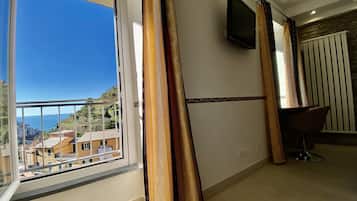 Habitación superior, 1 cama King size, aire acondicionado | Baño | Regadera, regadera tipo lluvia, amenidades de baño gratuitas