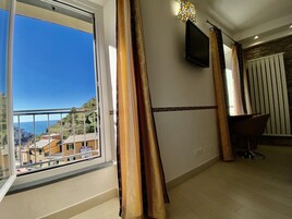 Superior Room, 1 King Bed, Air conditioning | Bathroom | Shower, rainfall showerhead, free toiletries, hair dryer