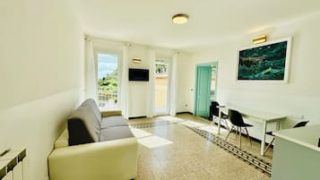 Cobertura panorâmica, 1 quarto, sacada, vista para o mar | Área de estar | TV LED 32 polegadas com canais a cabo