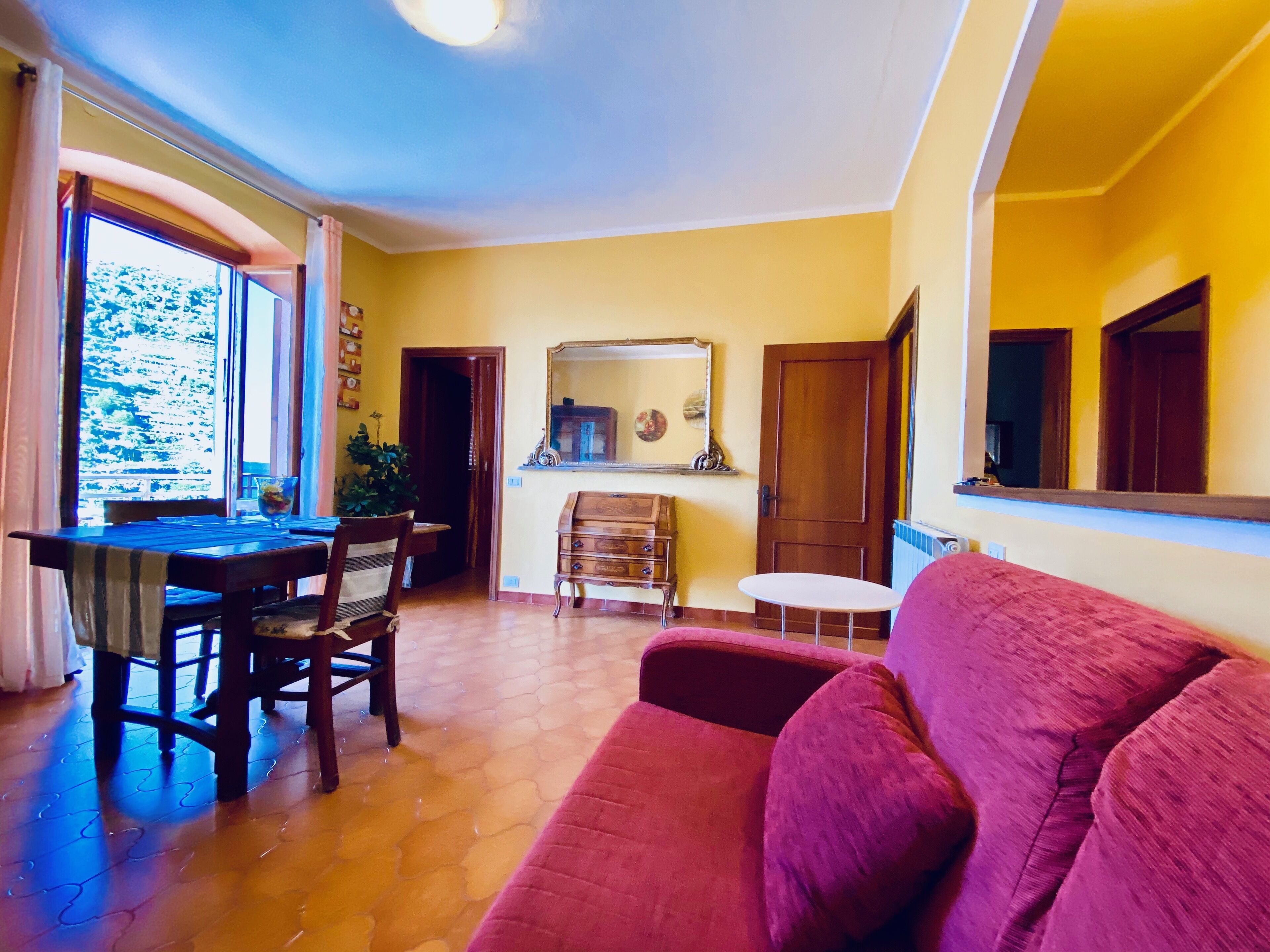 Appartamento panoramico, 2 camere da letto, balcone, vista mare | Area soggiorno | TV LED 32 pollici con canali satellitari, TV, docking station per iPod