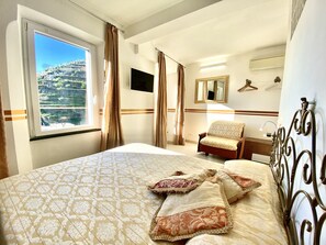 Habitación panorámica, aire acondicionado, vista al mar | Ropa de cama hipoalergénica, edredón y camas con pillow-top 