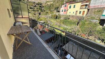 Camera panoramica, 1 letto queen, aria condizionata, vista oceano | Terrazza/patio