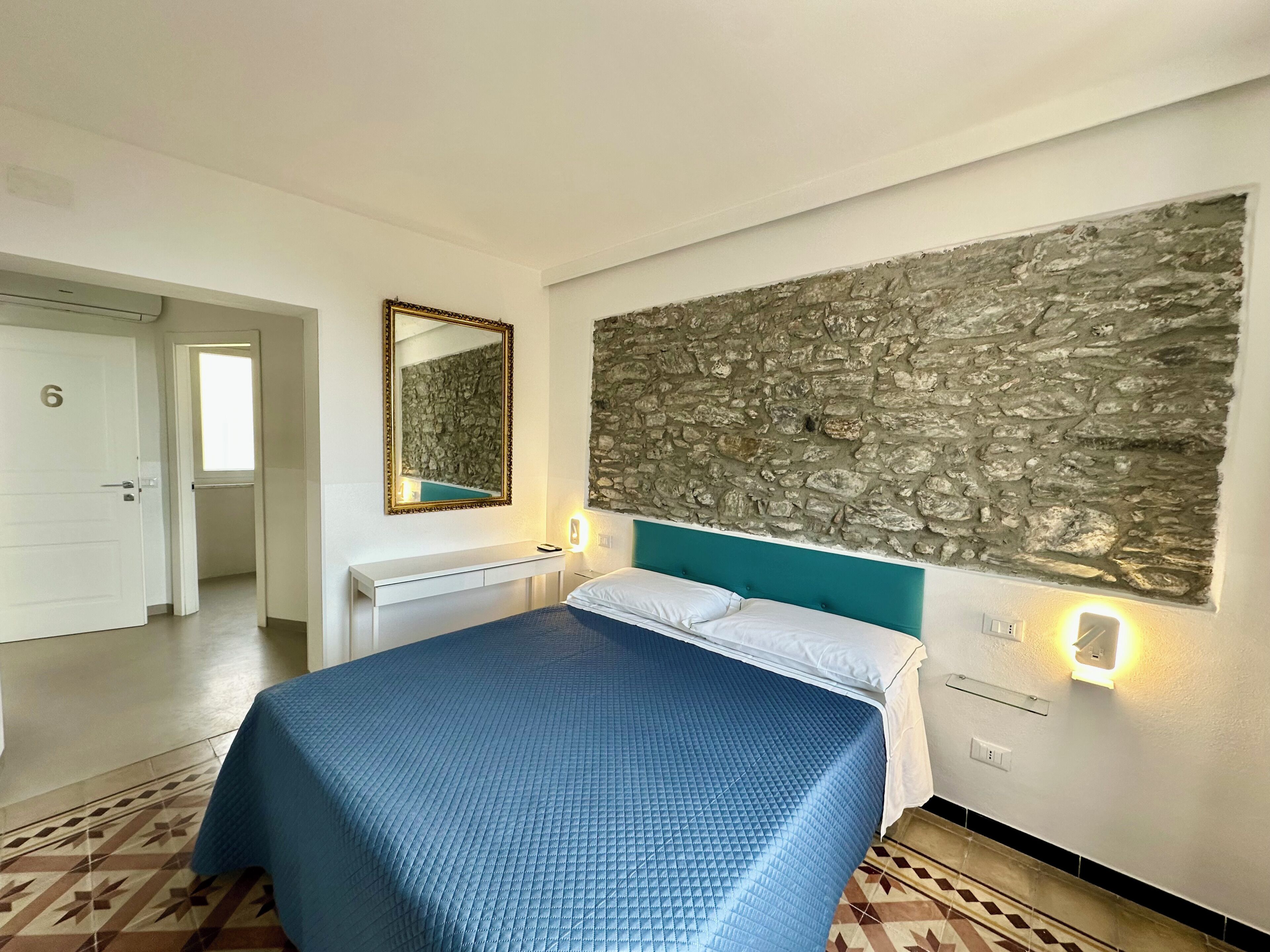 Habitación panorámica, 1 cama Queen size, aire acondicionado, vista al océano | Ropa de cama hipoalergénica, edredón y camas con pillow-top 