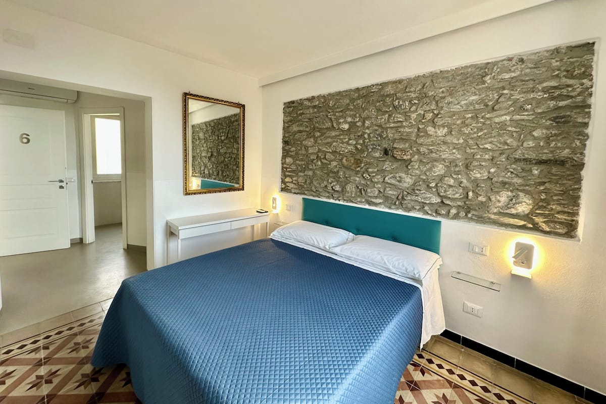 Habitación panorámica, 1 cama Queen size, aire acondicionado, vista al océano | Ropa de cama hipoalergénica, edredón y camas con pillow-top