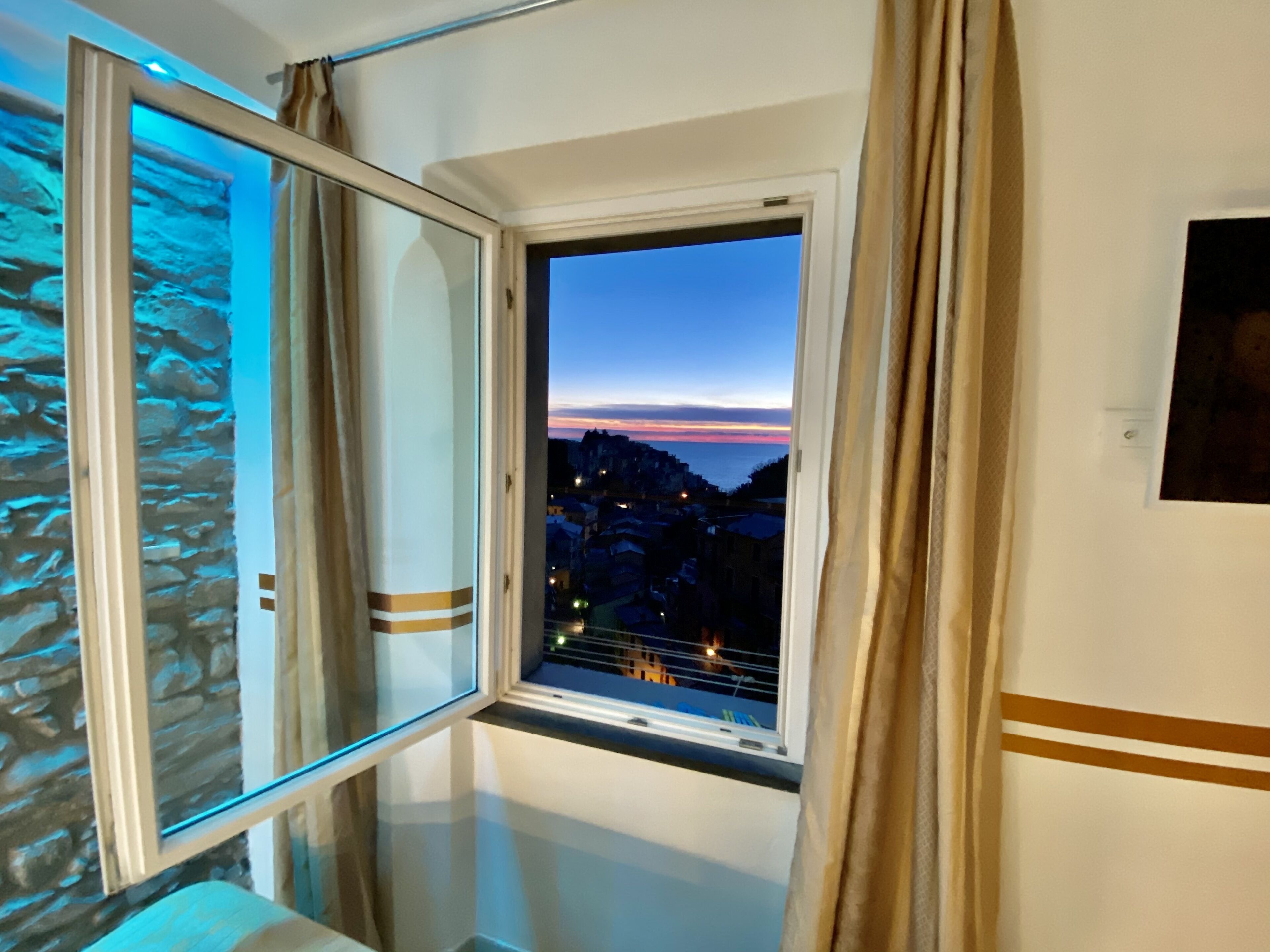 Quarto panorâmico, várias camas, ar-condicionado, vista para o oceano | Roupas de cama antialérgicas, edredons de pluma