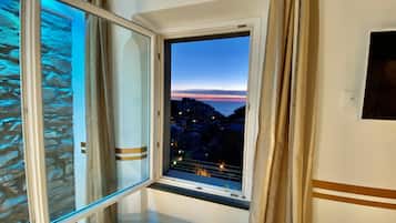 Quarto panorâmico, várias camas, ar-condicionado, vista para o oceano | Roupas de cama antialérgicas, edredons de pluma