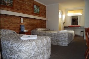 Habitación estándar con 2 camas individuales, 2 camas individuales | Tabla de planchar con plancha, wifi gratis y ropa de cama