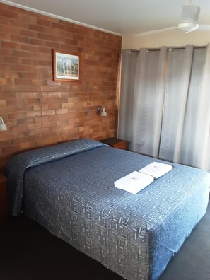 Iron/ironing board, free WiFi, bed sheets, wheelchair access - Avocado Motor Inn (Childers)