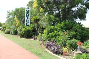 Property grounds - Avocado Motor Inn (Childers)