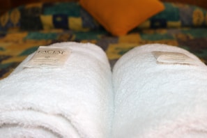 Tabla de planchar con plancha, wifi gratis y ropa de cama