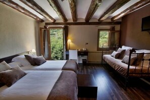 Chambre Triple, salle de bains attenante | Vue depuis le balcon