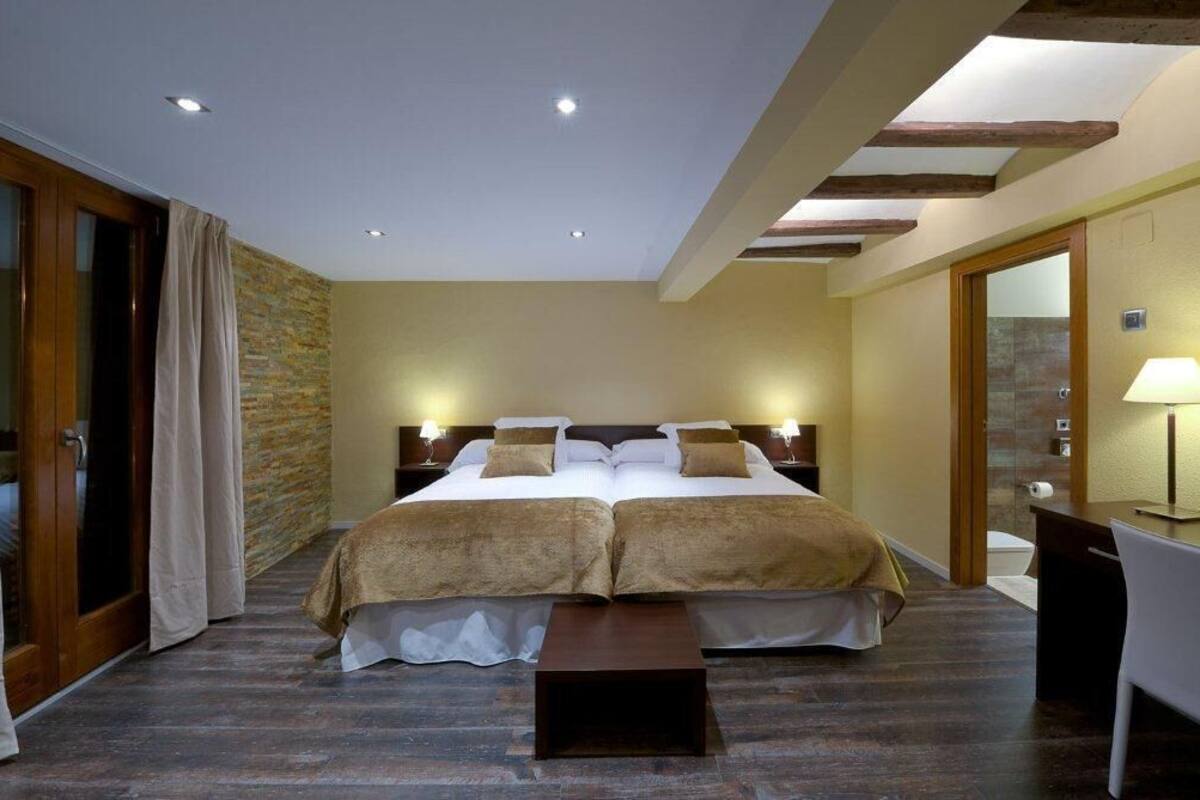 Chambre Quadruple, salle de bains attenante | Vue depuis le balcon