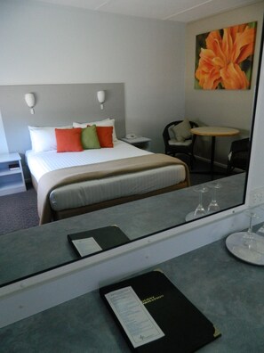 2 Bedroom Family Unit  | Desk, soundproofing, iron/ironing board, free WiFi - Orana Windmill Motel (Gilgandra)