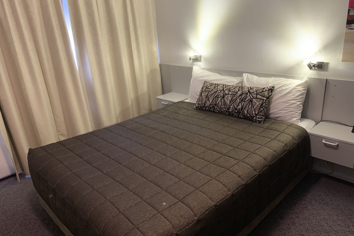 Quarto standard, 1 cama Queen | Escrivaninha, quartos à prova de som, ferros/tábuas de passar roupa