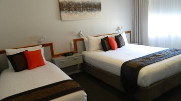 Twin Room | Desk, soundproofing, iron/ironing board, cots/infant beds