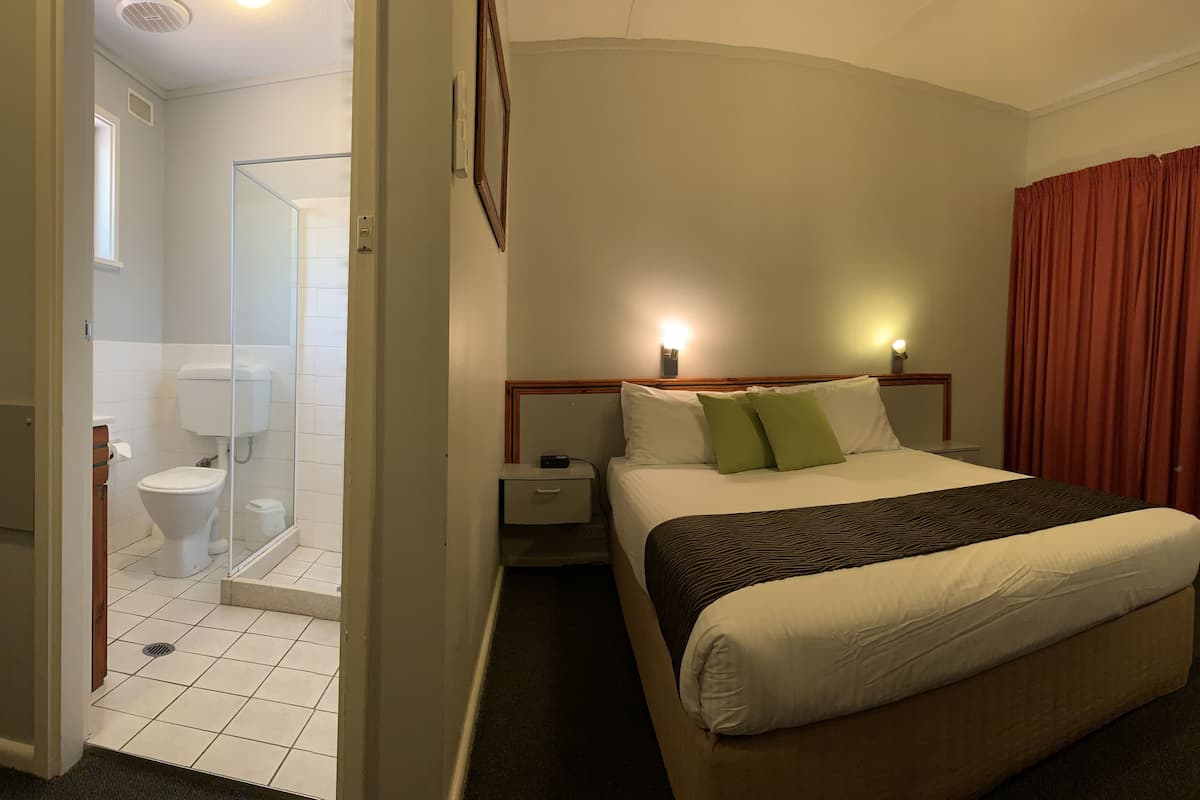 Quarto luxo, 1 cama Queen | Escrivaninha, quartos à prova de som, ferros/tábuas de passar roupa