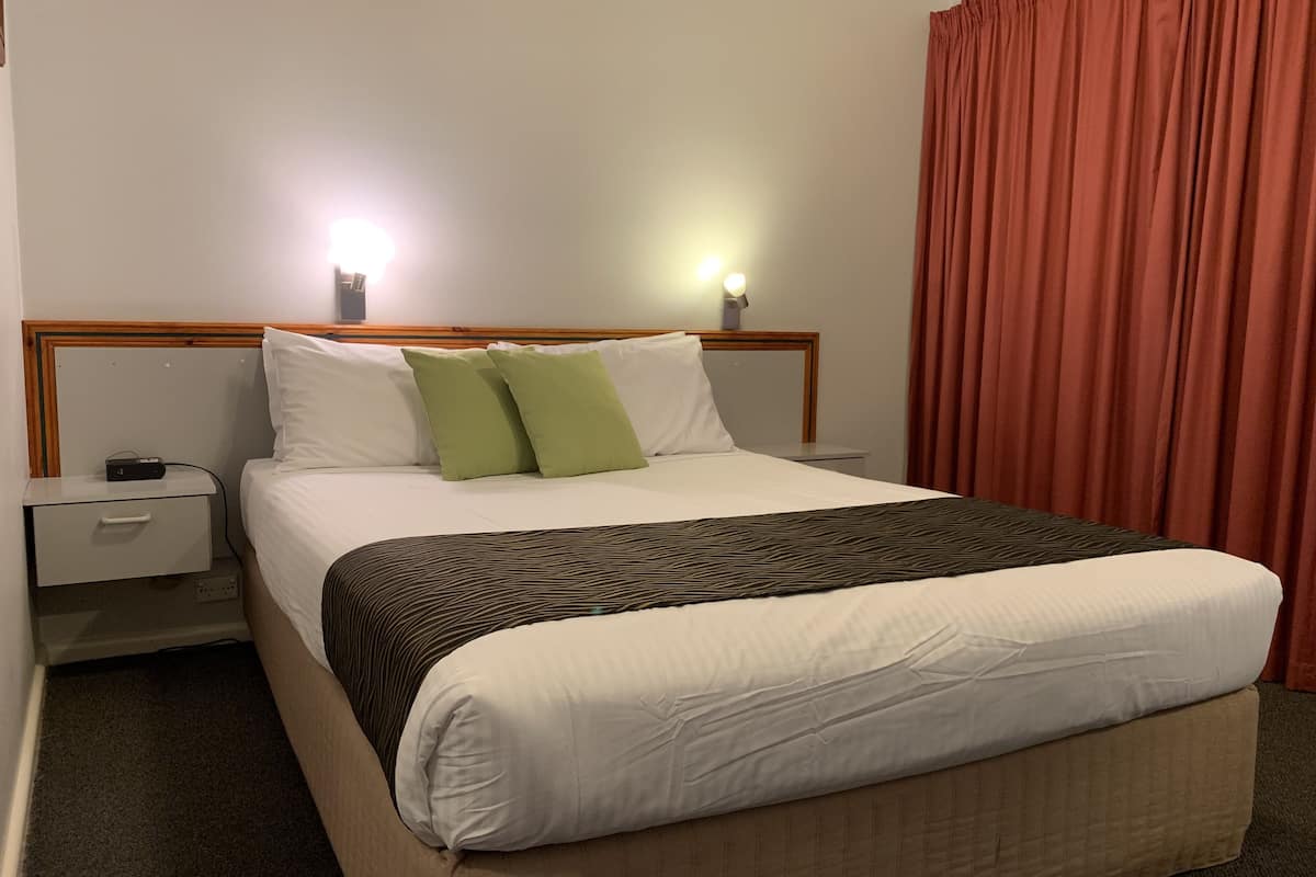 Quarto luxo, 1 cama Queen | Escrivaninha, quartos à prova de som, ferros/tábuas de passar roupa