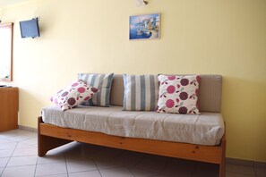 Colchones con pillow-top y caja de seguridad en la habitación 