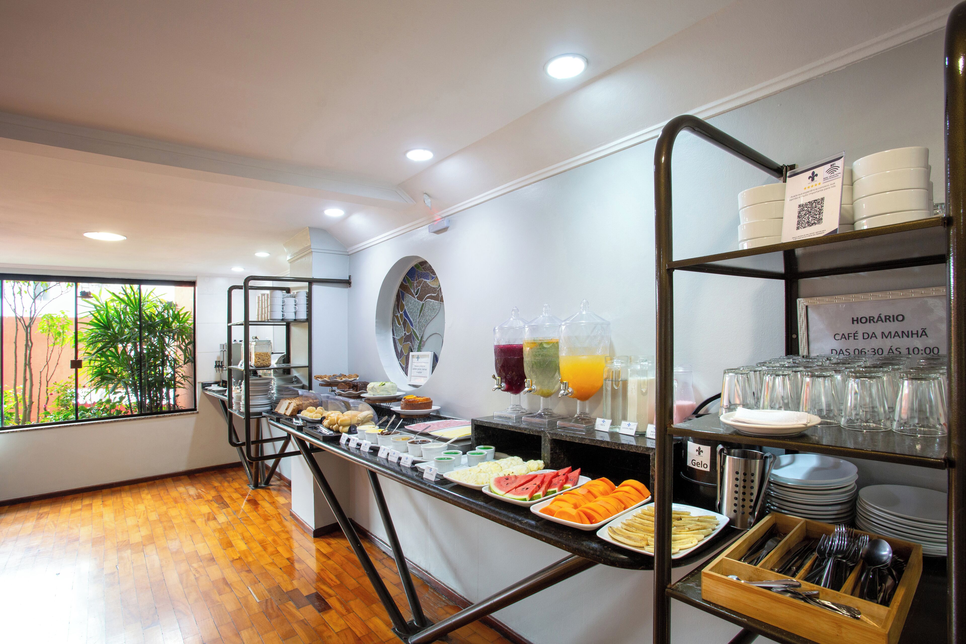 Café da manhã com buffet grátis todos os dias