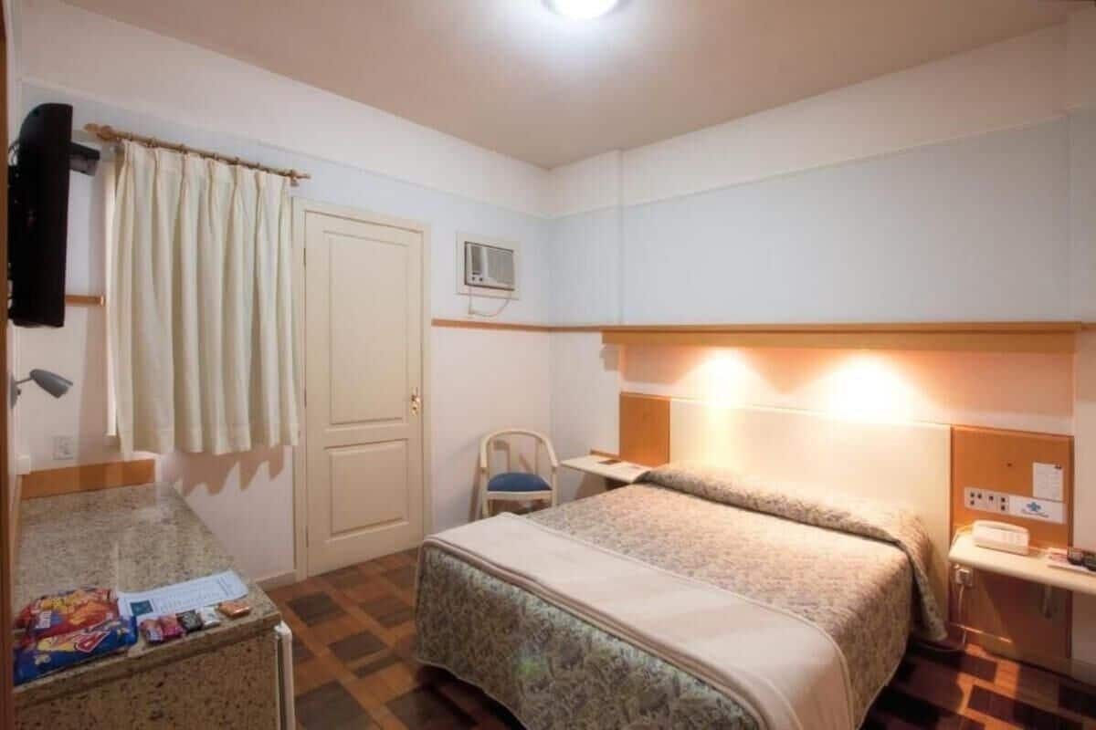 Minibar, Zimmersafe, Schreibtisch, Verdunkelungsvorhänge