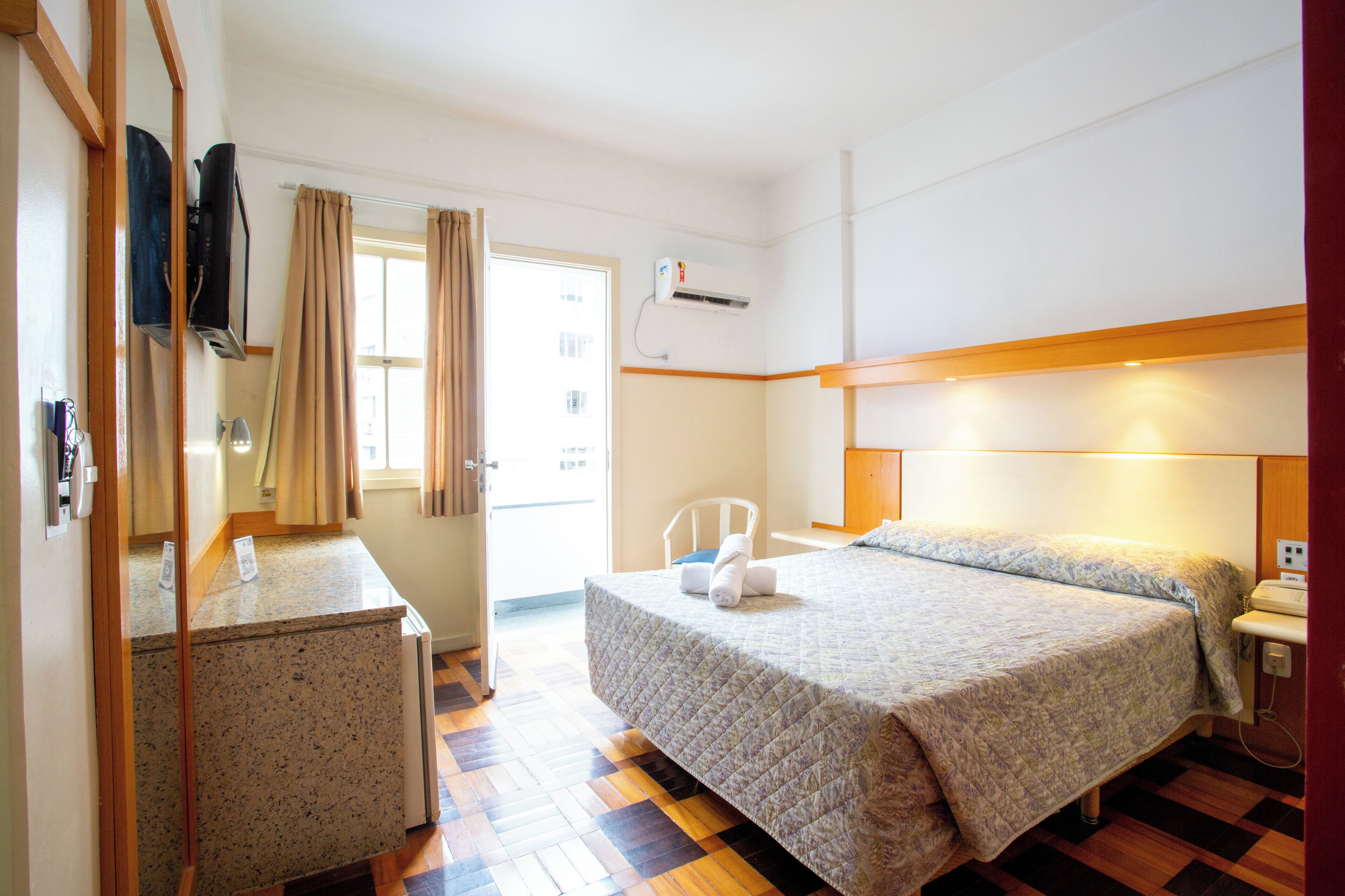 Minibar, caja de seguridad en la habitación y escritorio 