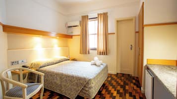 Deluxe-Einzelzimmer | Minibar, Zimmersafe, Schreibtisch, Verdunkelungsvorhänge