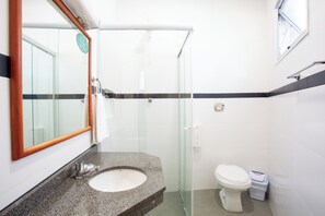 Triple Room | Bathroom | Shower, rainfall showerhead, free toiletries, hair dryer - Oscar Hotel (Florianópolis)