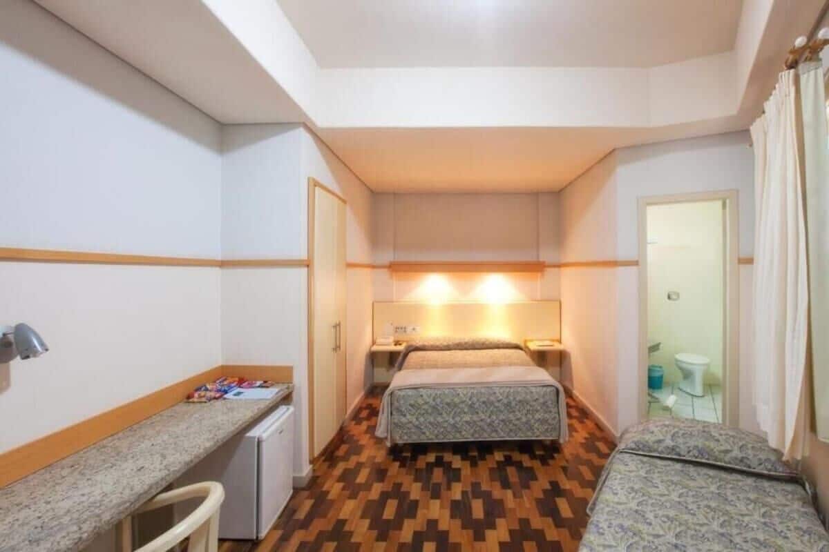Minibar, Zimmersafe, Schreibtisch, Verdunkelungsvorhänge