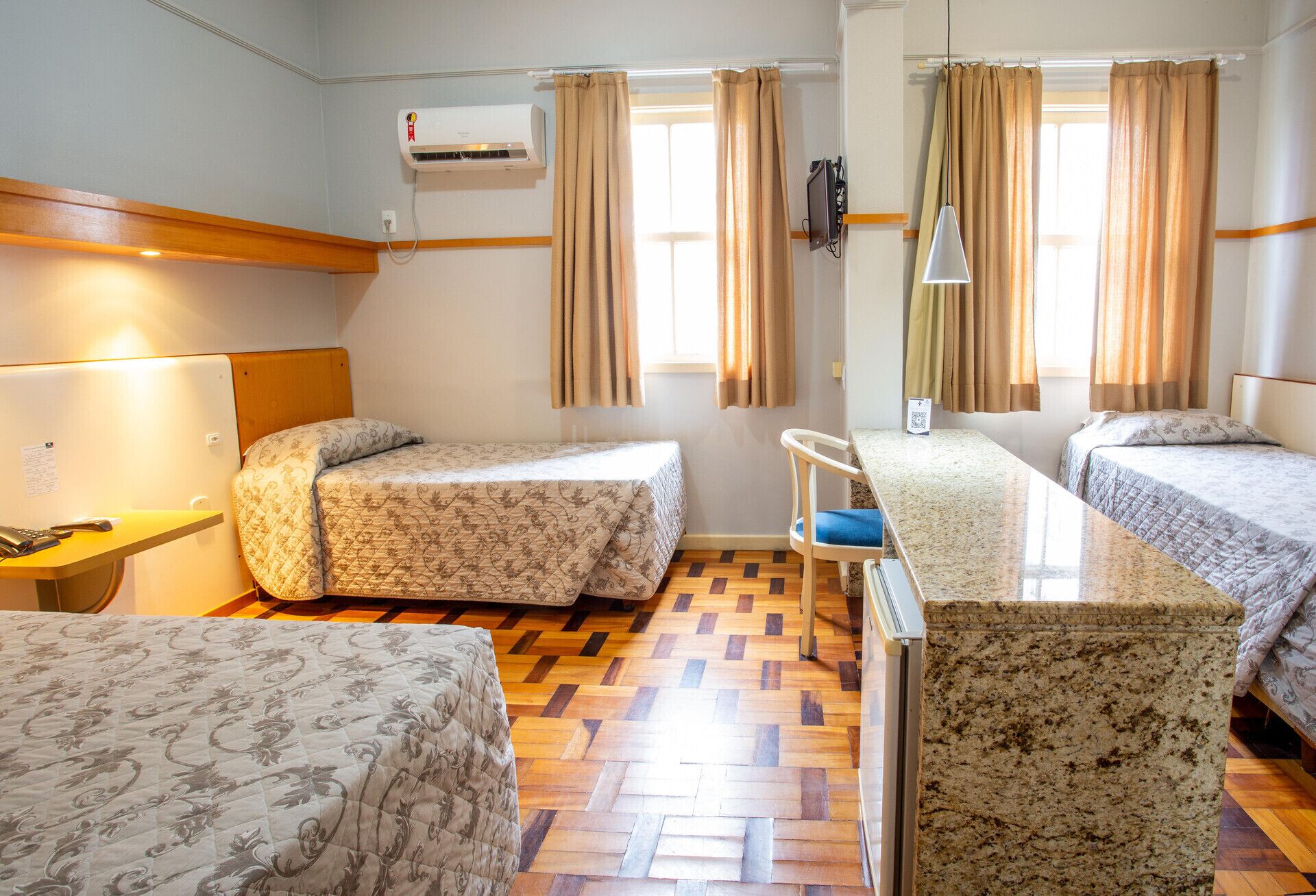 Minibar, caja de seguridad en la habitación y escritorio 