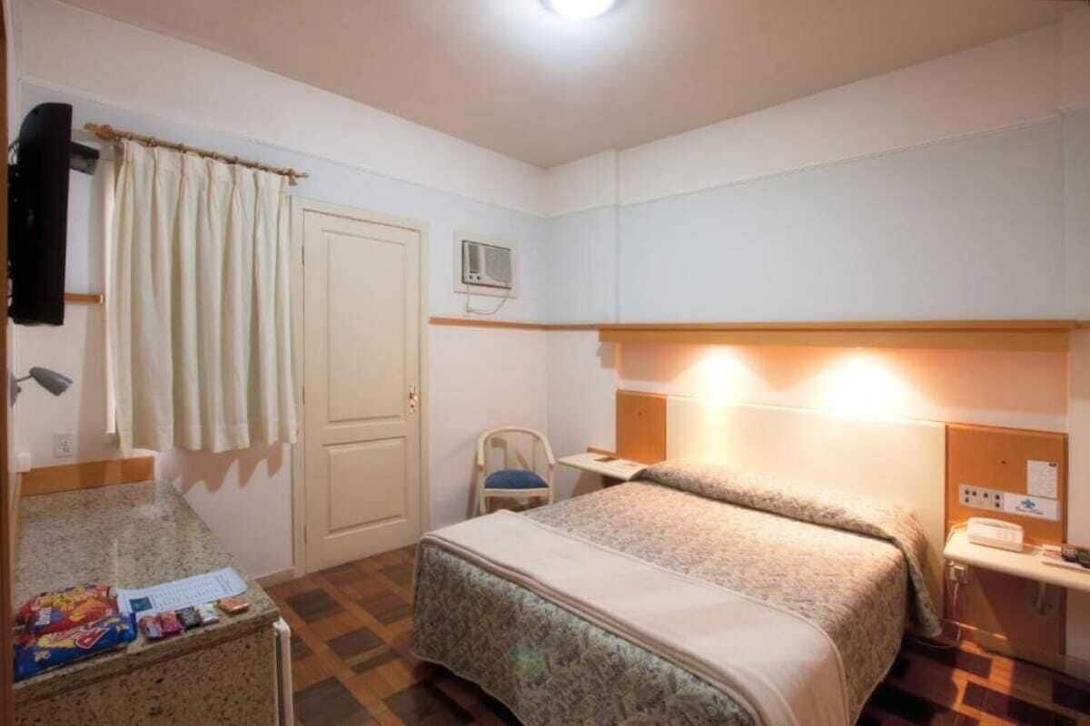 Minibar, Zimmersafe, Schreibtisch, Verdunkelungsvorhänge