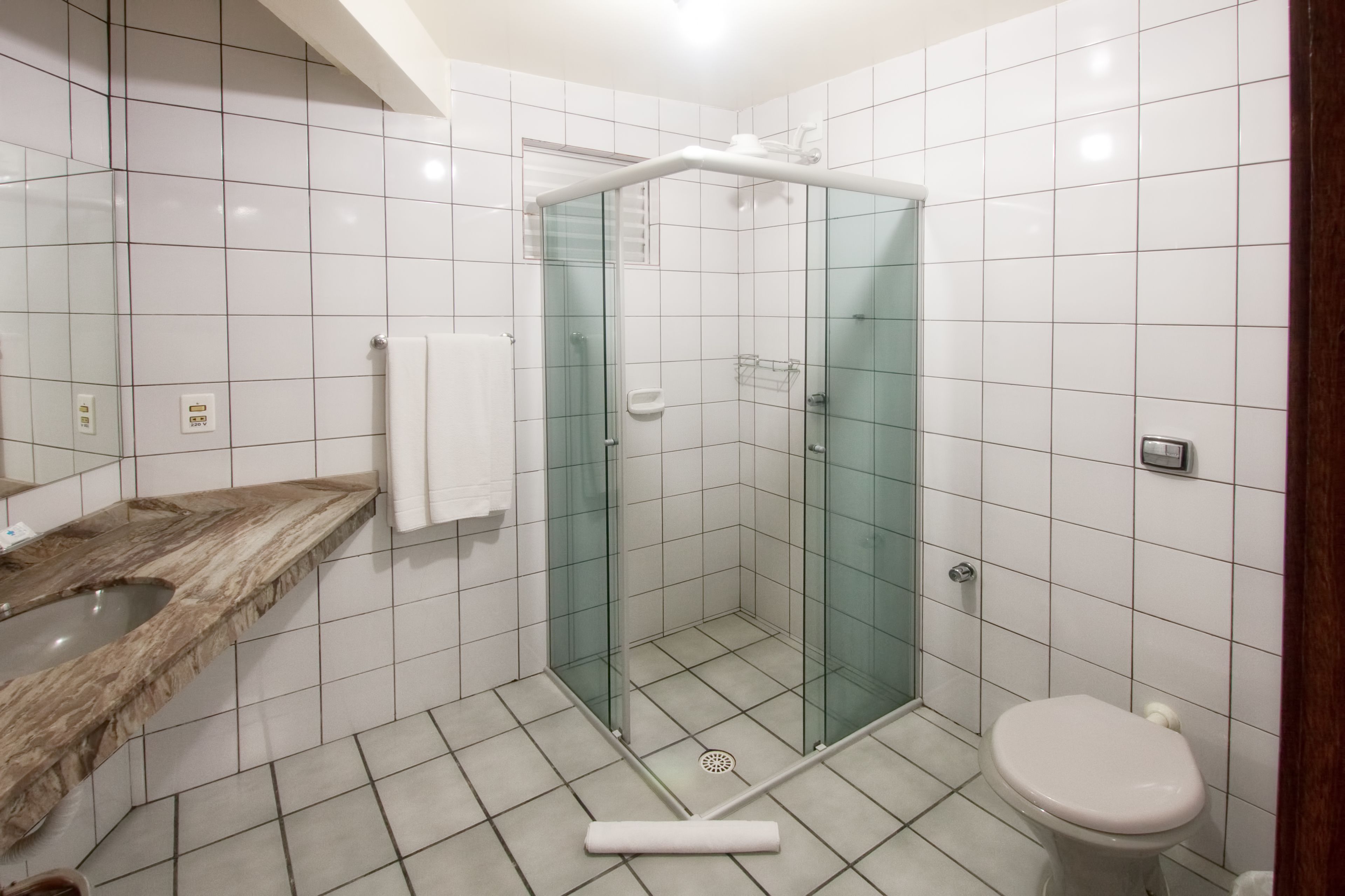 triple room | bathroom | shower, rainfall showerhead, free toiletries, hair dryer